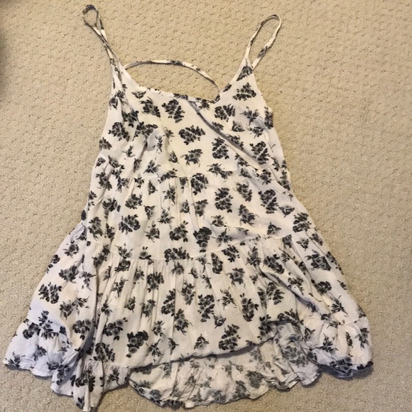Brandy Melville Dresses & Skirts - Brandy Melville Floral black and white dress